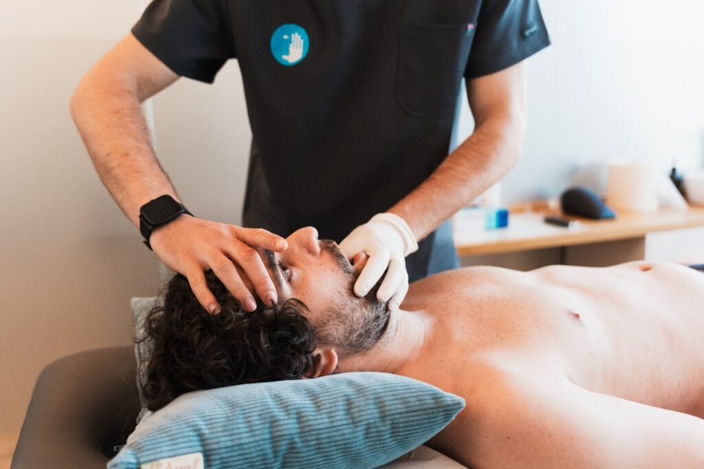 fisio aplicando atm