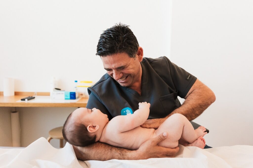 fisio con un bebe en brazos