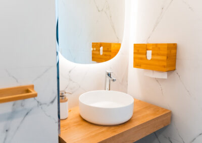 lavabo moderno con espejo
