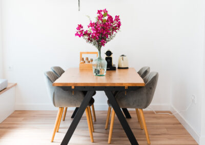 mesa con florero y sillas