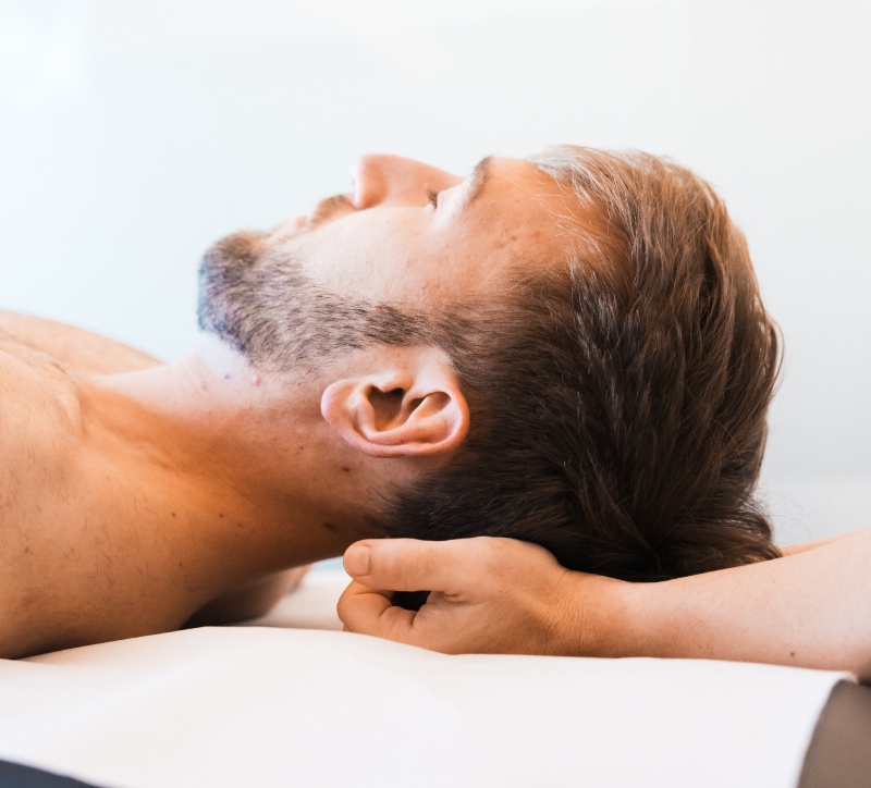 osteopata aplicando osteopatia craneal
