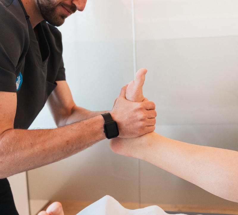 osteopata dando pasaje en el pie del paciente