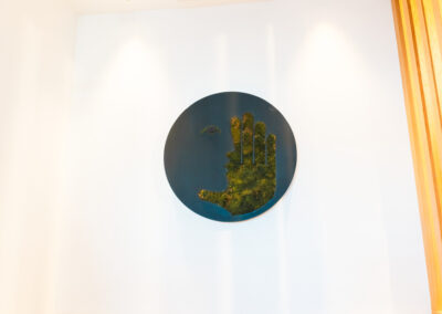 pared con el logo de la clinica