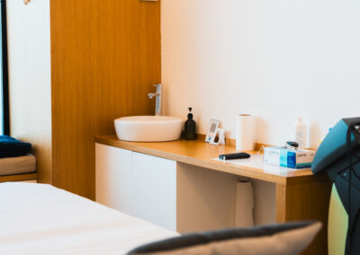 sala con encimera y lavabo