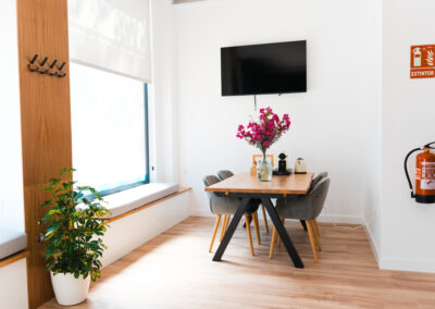 sala con mesa sillas y florero