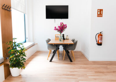 sala con mesa y sillas