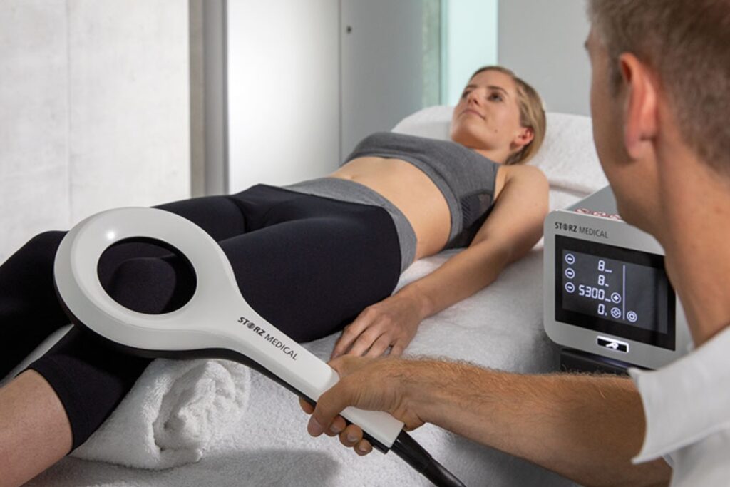 fisioterapeuta con maquina de magnetolith
